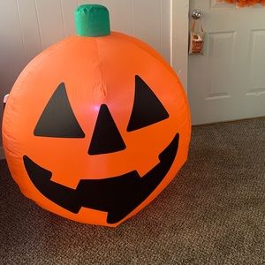 Inflatable pumpkin